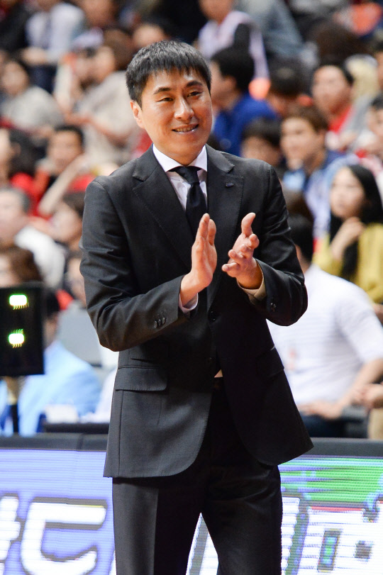 19일 고양 실내체육관에서 열린 고양 오리온과 서울 삼성의 4강 플레이오프 5차전 경기에서 이상민 삼성 감독이 선수들을 격려하고 있다. <KBL 제공>